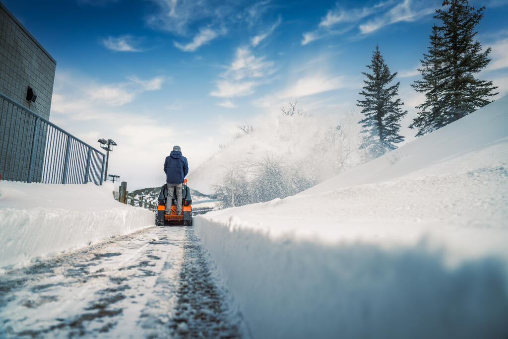 Snøfreser i arbeid på avstand